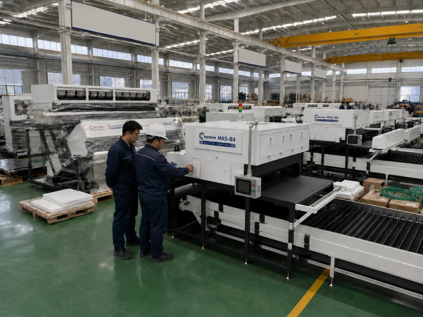 Técnicos revisando una clasificadora de botellas MAS en la línea de montaje