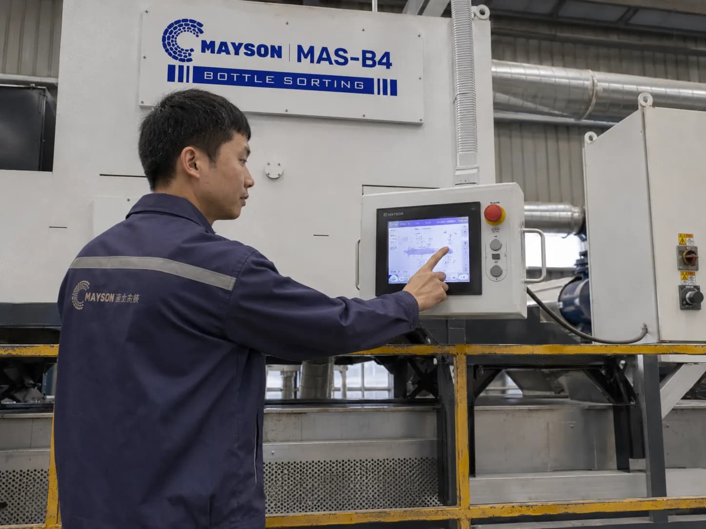Ingeniero de Mayson actualizando el software de una clasificadora en el HMI de la máquina