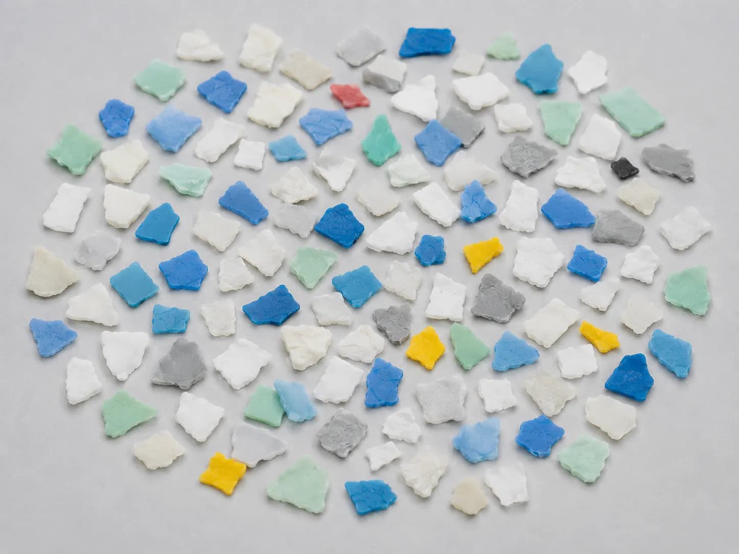 Alimentación de escamas HDPE y PE de color mixto preparada para separación de color