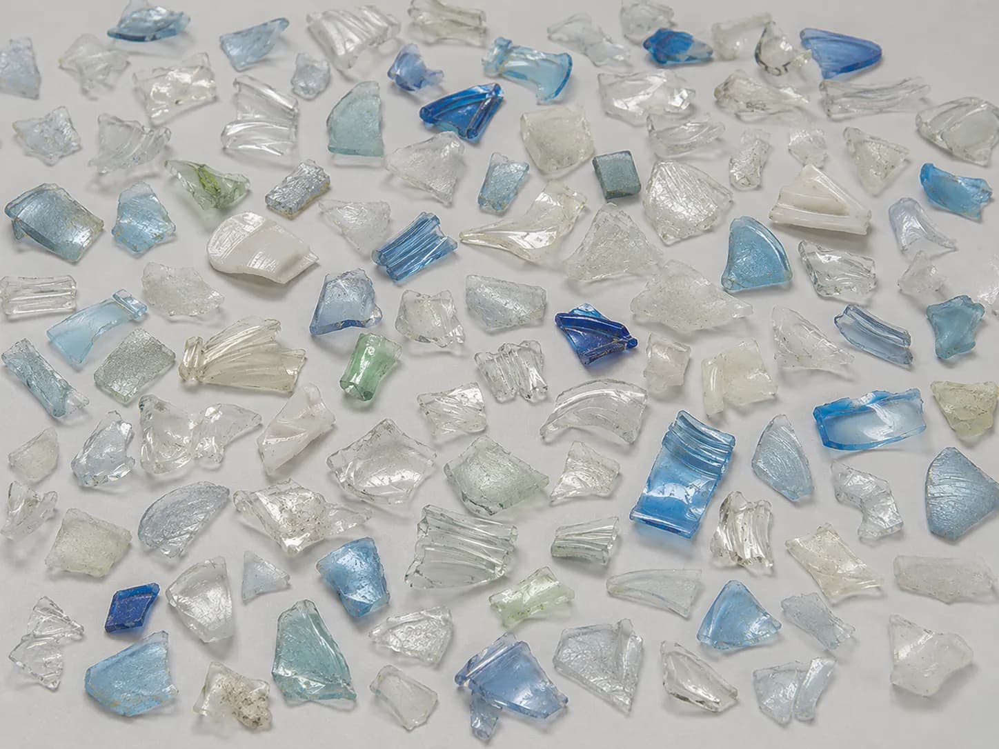 Washed PET flakes mixed with common non-PET pieces