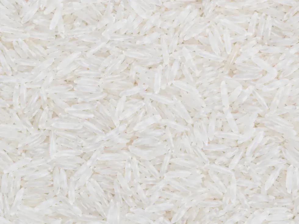 Granos de arroz limpio clasificados después de clasificación óptica.