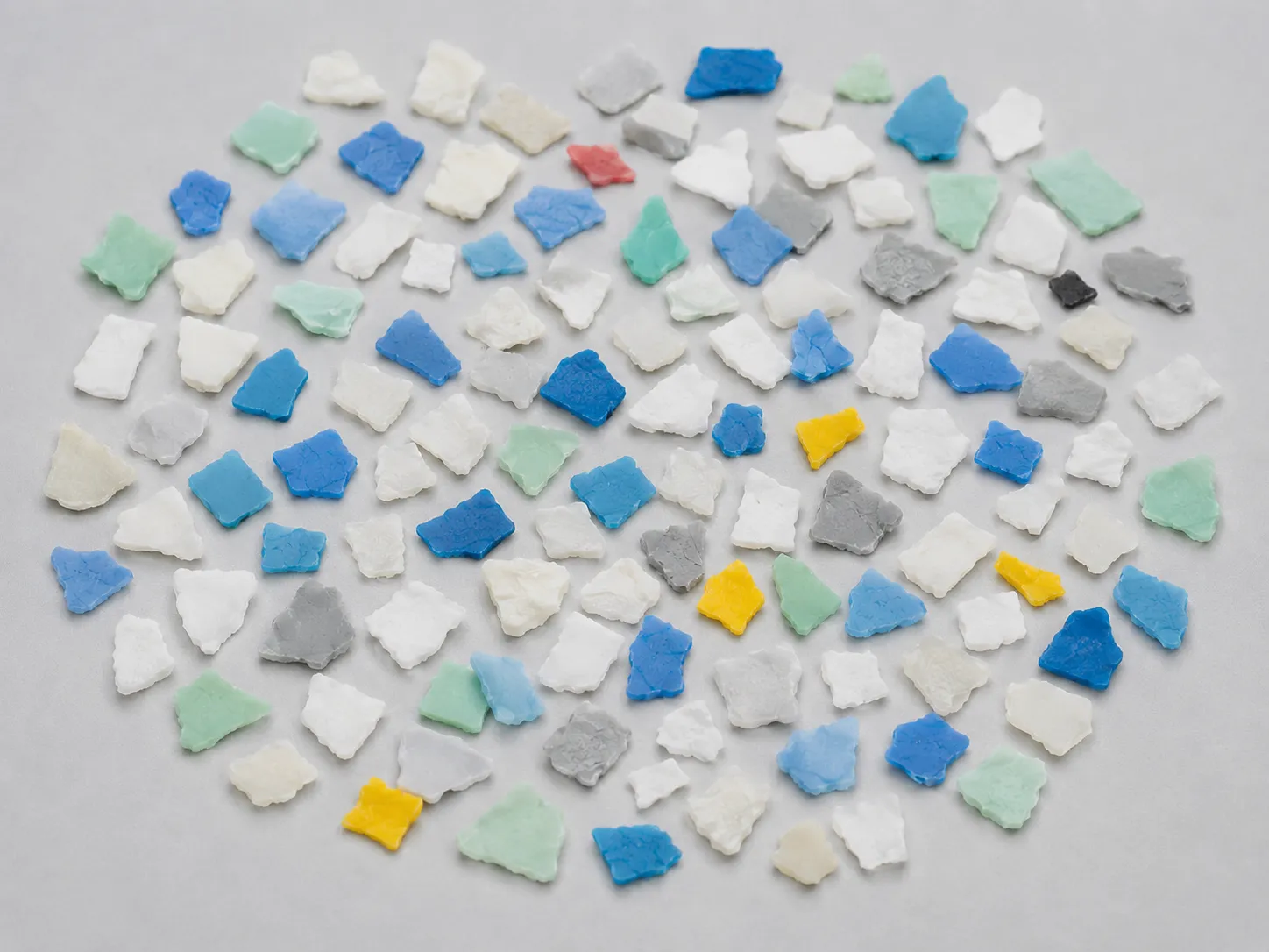 Mixed colored HDPE and PE flake feed prepared for color separation